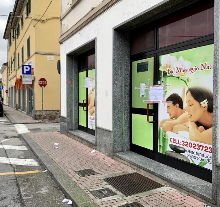 Sigilli dei carabinieri a un centro massaggi in via Nazario Sauro