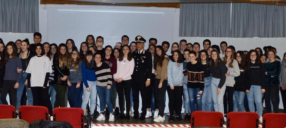 I carabinieri parlano di attualità al liceo di Finale