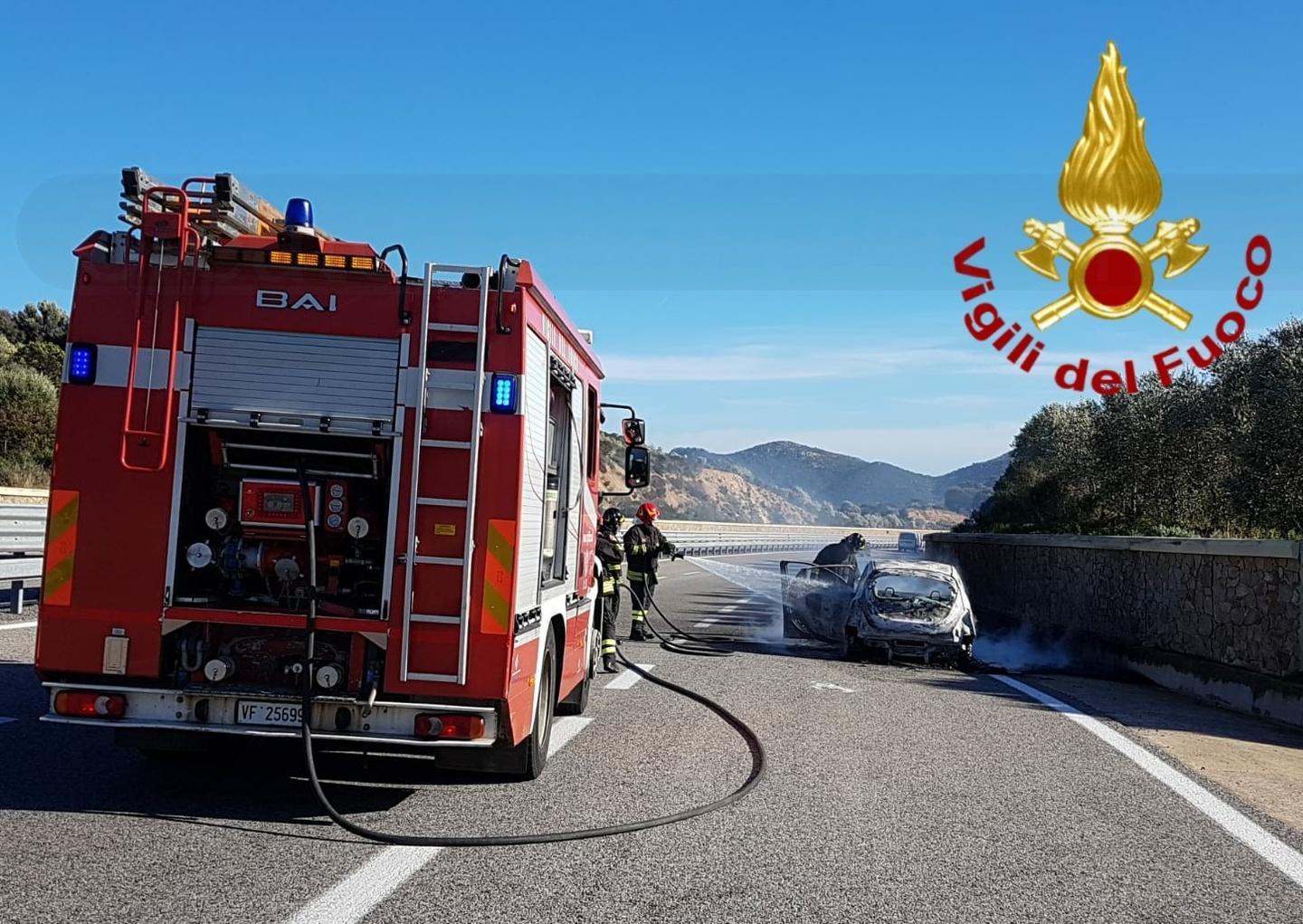 L’auto prende fuoco: conducente salvo 