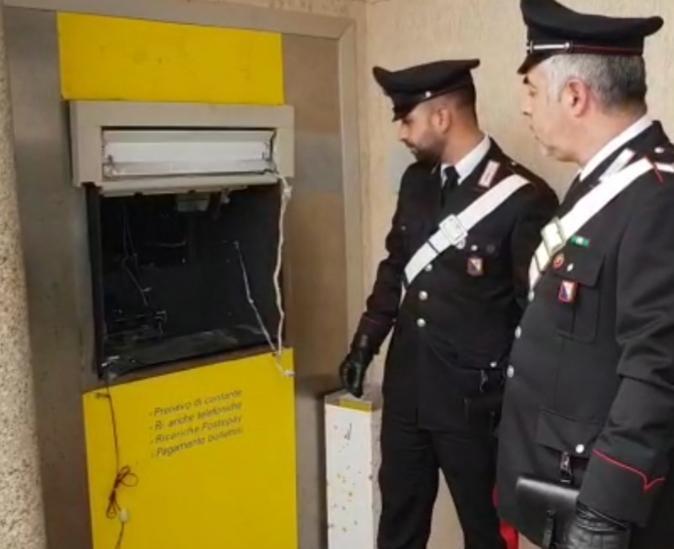 Tenta il colpo alle Poste e resta chiuso dentro 