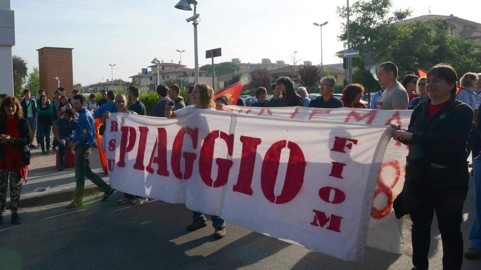 Piaggio, caos Fiom: decine di operai restituiscono la tessera del sindacato