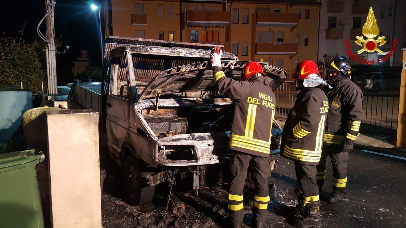 La Maddalena, furgone distrutto da un incendio 
