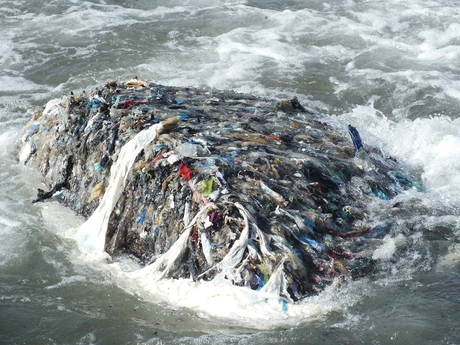 Ecoballe, burocrati e il via libera alla plastica