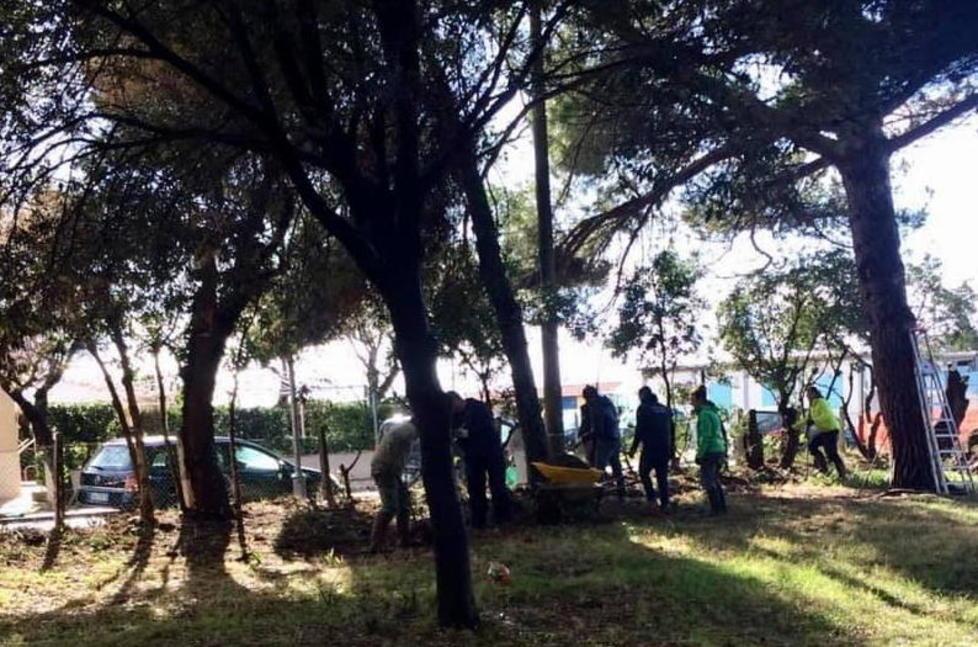 I genitori dei bimbi di Vada adottano il giardino della scuola e ricostruiscono la recinzione 