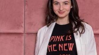 Tecla Insolia a Sanremo canta “8 marzo”: «È un inno alle donne»