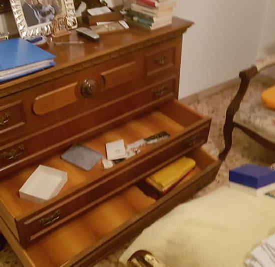 I mobili a soqquadro nella casa svaligiata