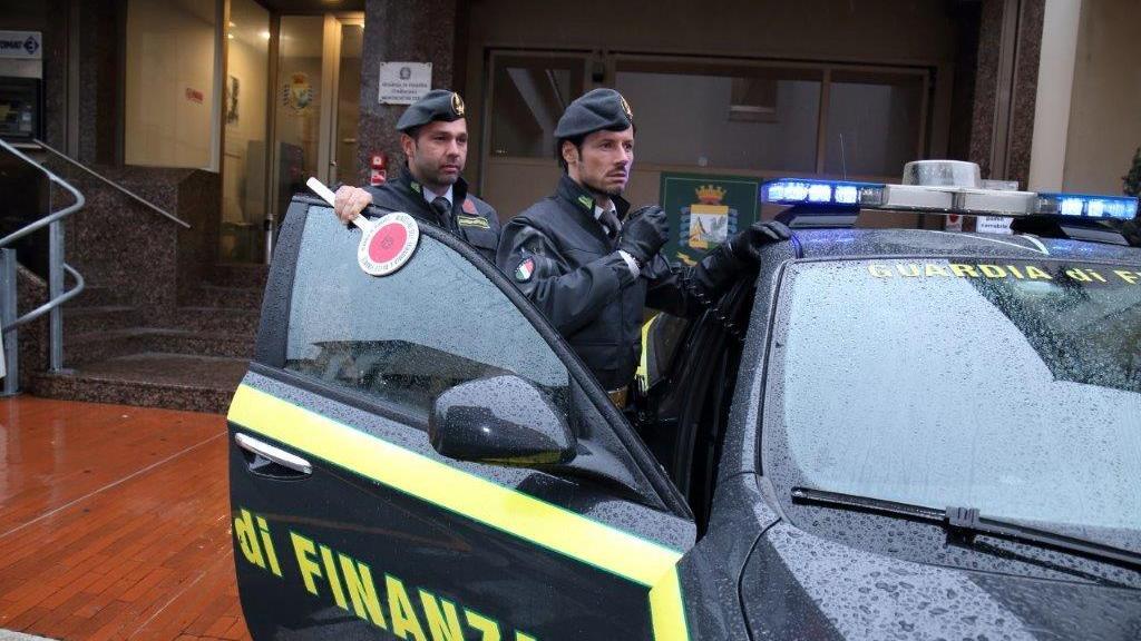 Una pattuglia di finanzieri