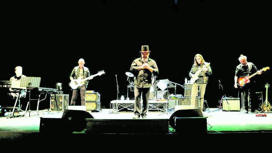Cilindro in testa e mani sul microfono, al De Filippo lo show del sindaco cantante