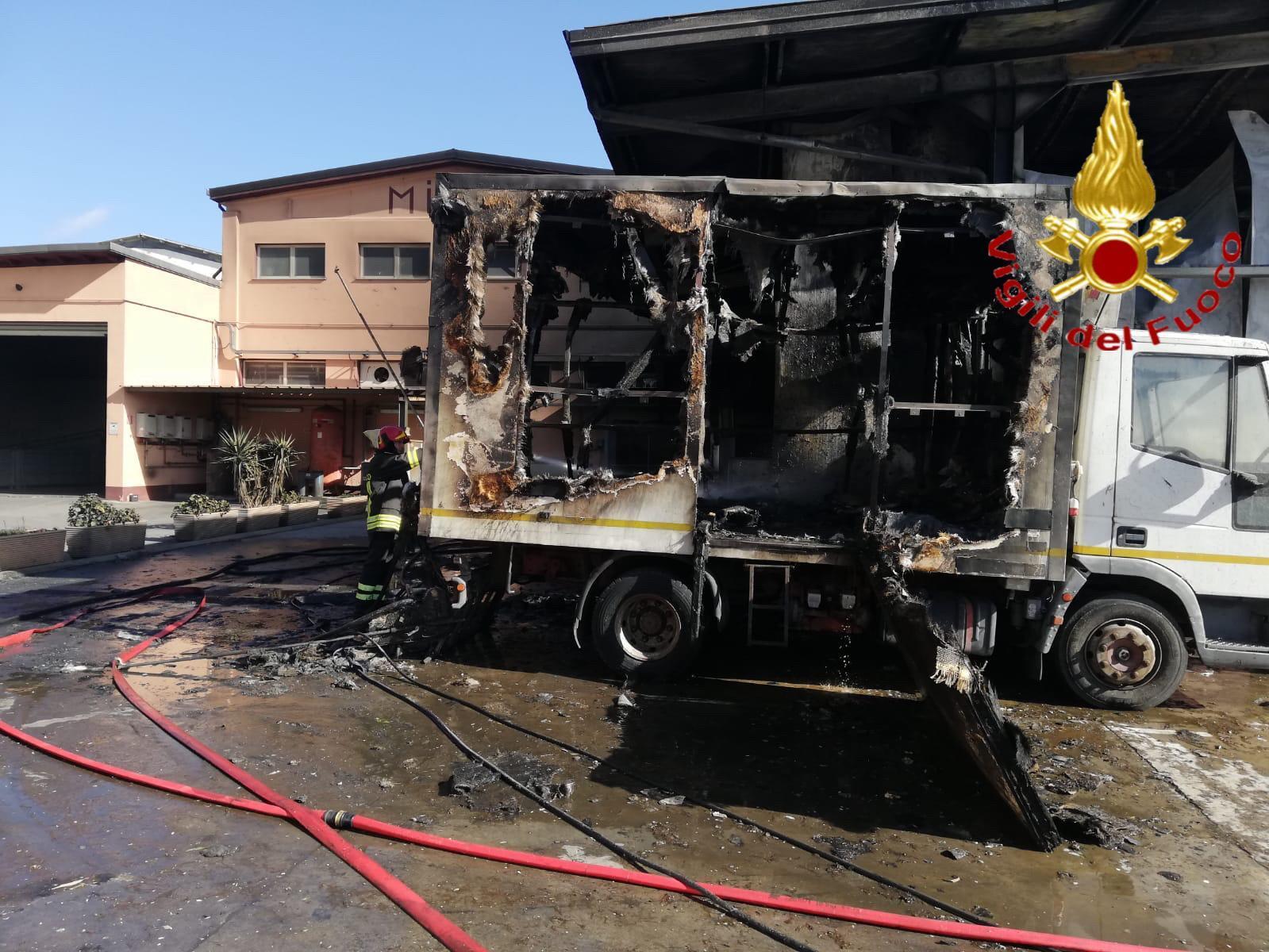 Bortigali, incendio in un'azienda di lavorazione carni 