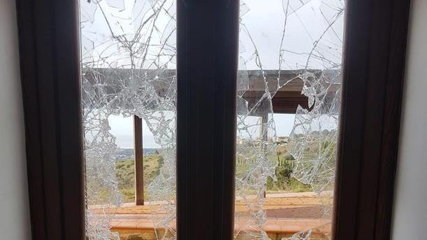 Raid notturno dei vandali, a Rosignano di nuovo devastato Casale Poggetti