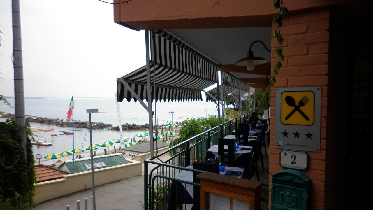 Una veduta dell’esterno del ristorante Il Porticciolo a Castiglioncello