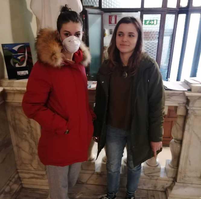 Rebecca Della Pina con indosso la mascherina insieme alla collega di corso Romina De Palma