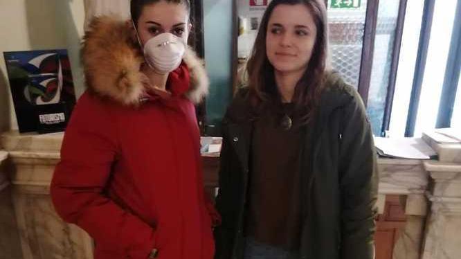 Rebecca Della Pina con indosso la mascherina insieme alla collega di corso Romina De Palma