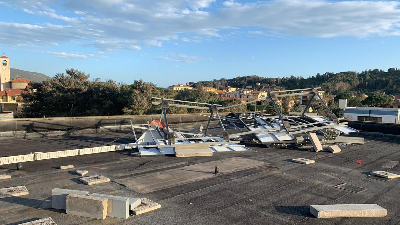 L'impianto fotovoltaico distrutto dal ponente