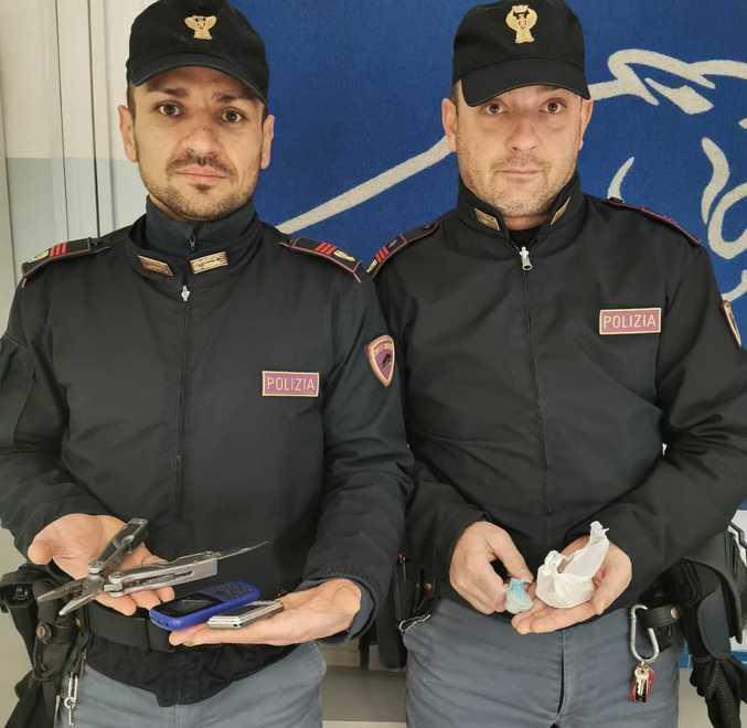 Giovane pusher fermato nella boscaglia di Balbano 
