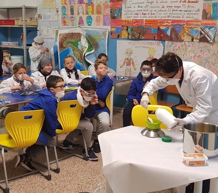 I bambini della scuola Tesei producono sapone artigianale 