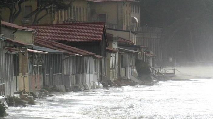 Scuole chiuse a Follonica e timori per le mareggiate