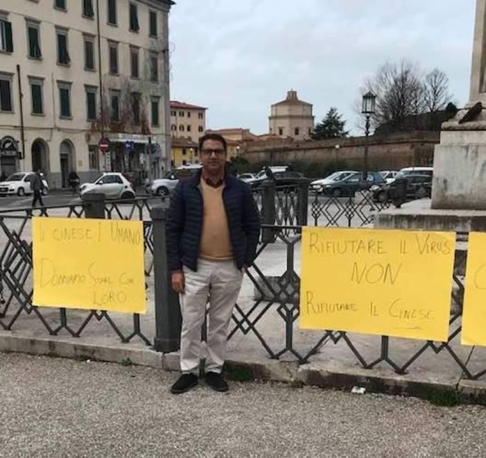 E in piazza della Repubblica cartelli contro la discriminazione 