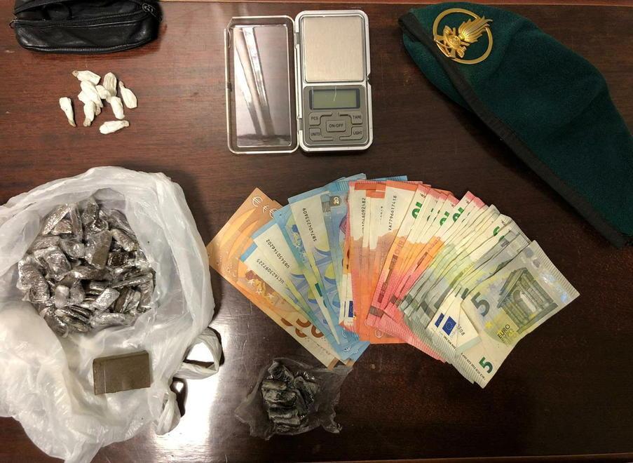 Pusher arrestato alla Stazione Nelle tasche droga e 600 euro