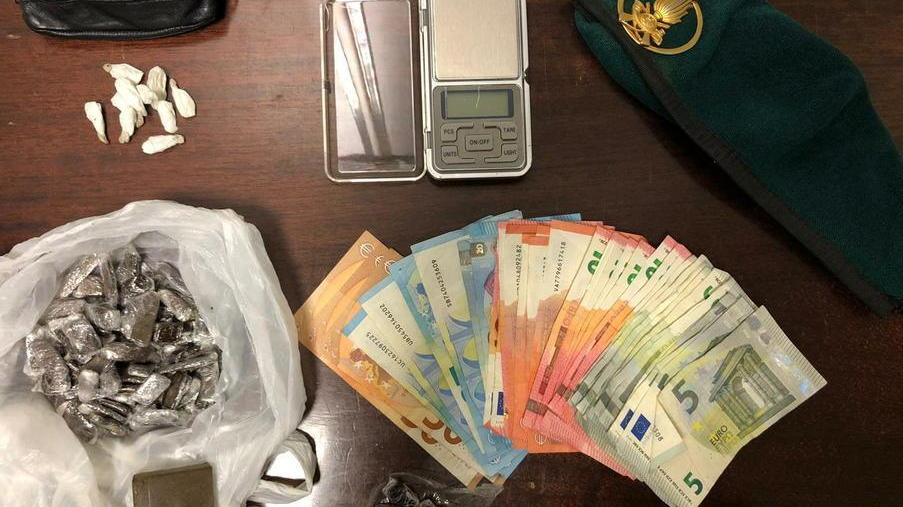 Pusher arrestato alla Stazione Nelle tasche droga e 600 euro