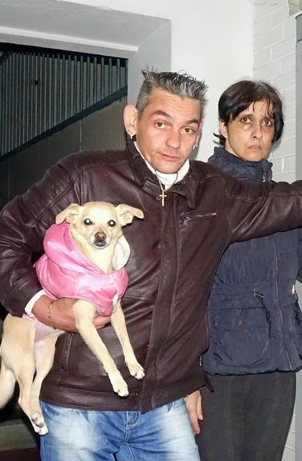 Vivono nell’androne di un condominio dopo la “fuga” dalla casa popolare 
