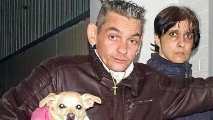 Vivono nell’androne di un condominio dopo la “fuga” dalla casa popolare