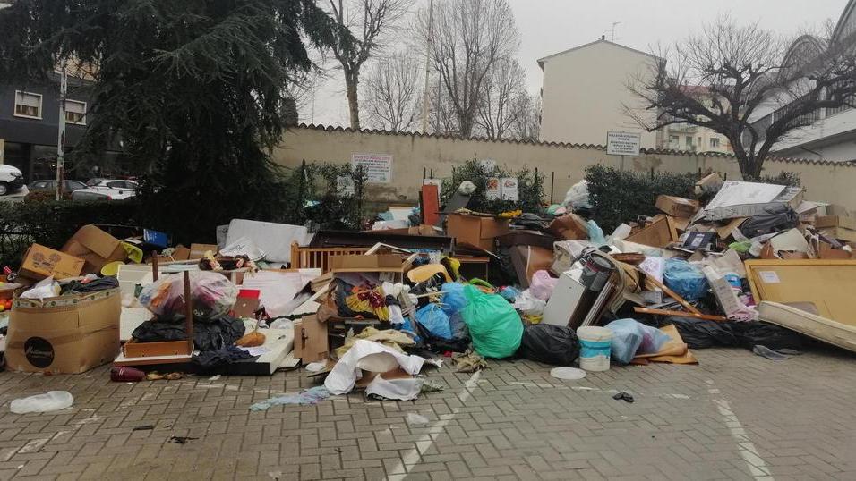 Discarica a cielo aperto con materiali infiammabili