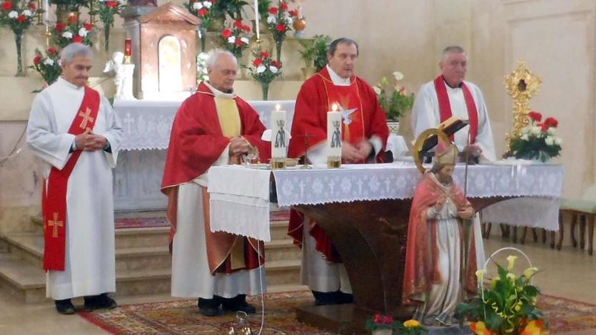 Festa per il patrono I fedeli sono in chiesa ma mancano i preti