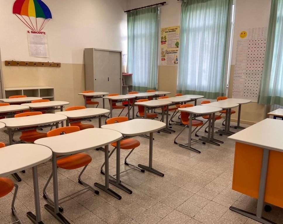 Sedie e banchi ergonomici per gli alunni di via Marconi