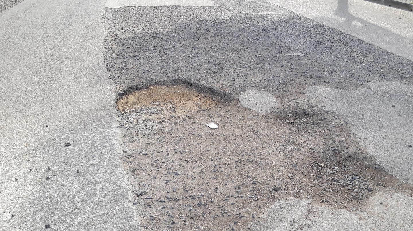 Via dei Corbezzoli sempre senza asfalto e senza illuminazione