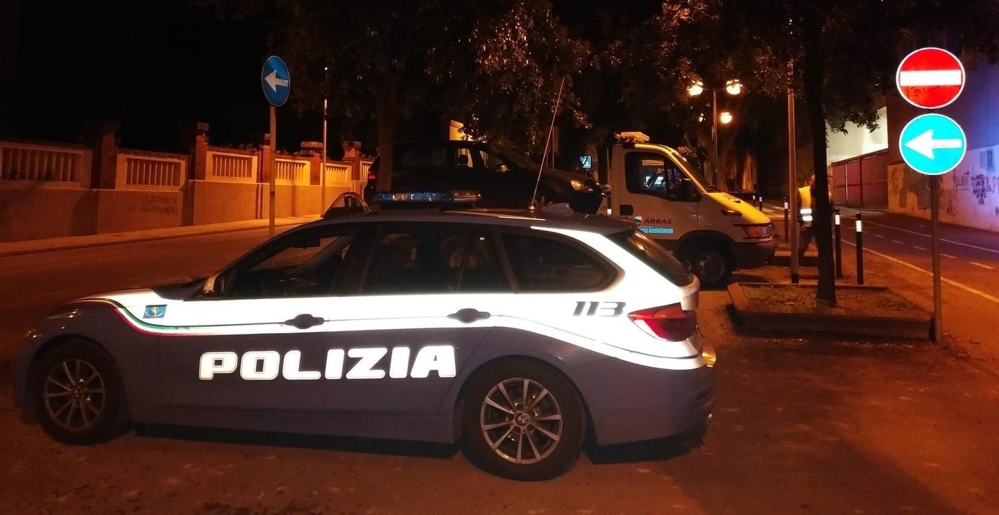 Fuma uno spinello mentre guida l’auto 