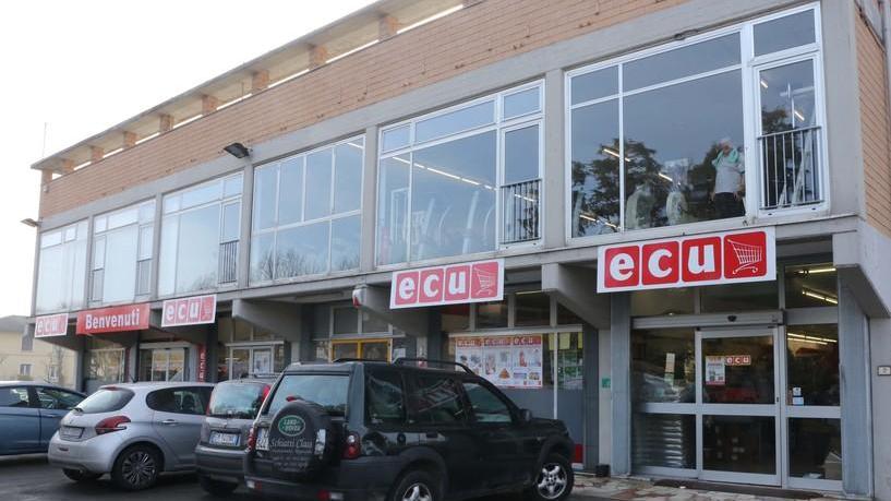 Ladri al supermercato Ecu Rubano vini pregiati e alimenti