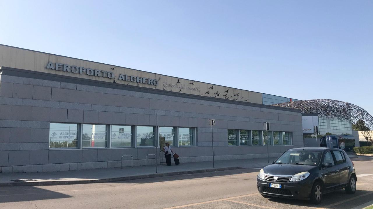 Aeroporto di Olbia chiuso, Alghero supera la prova trasloco