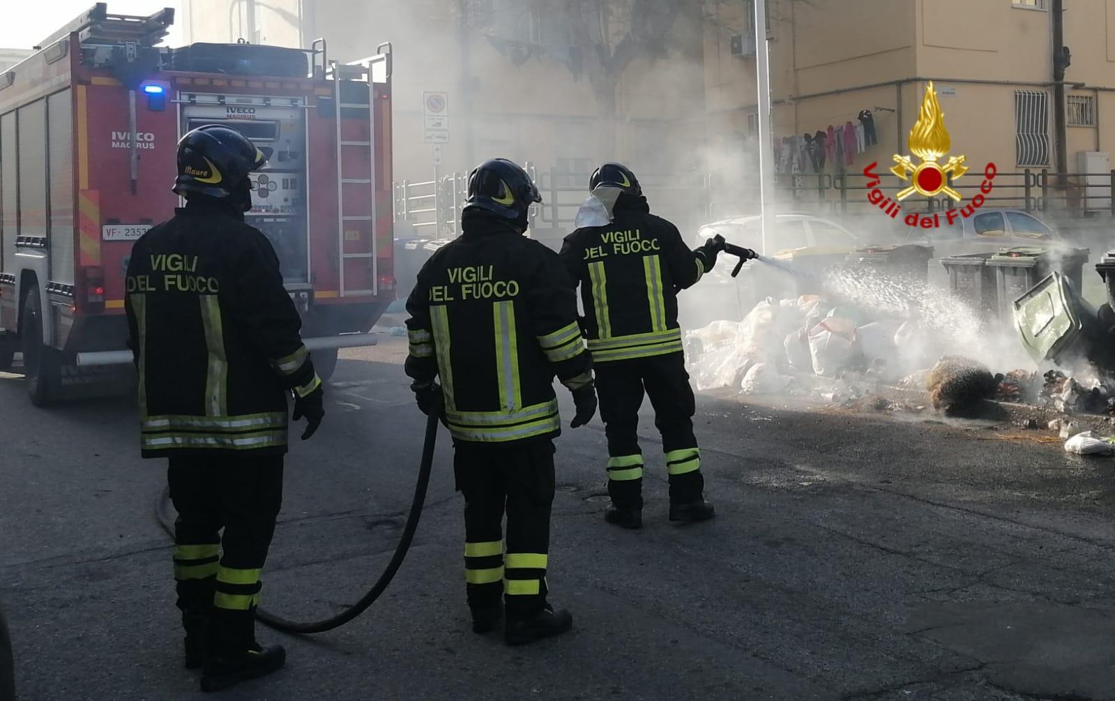 Cagliari, dà fuoco ai cassonetti dei rifiuti:  bloccato dai carabinieri 