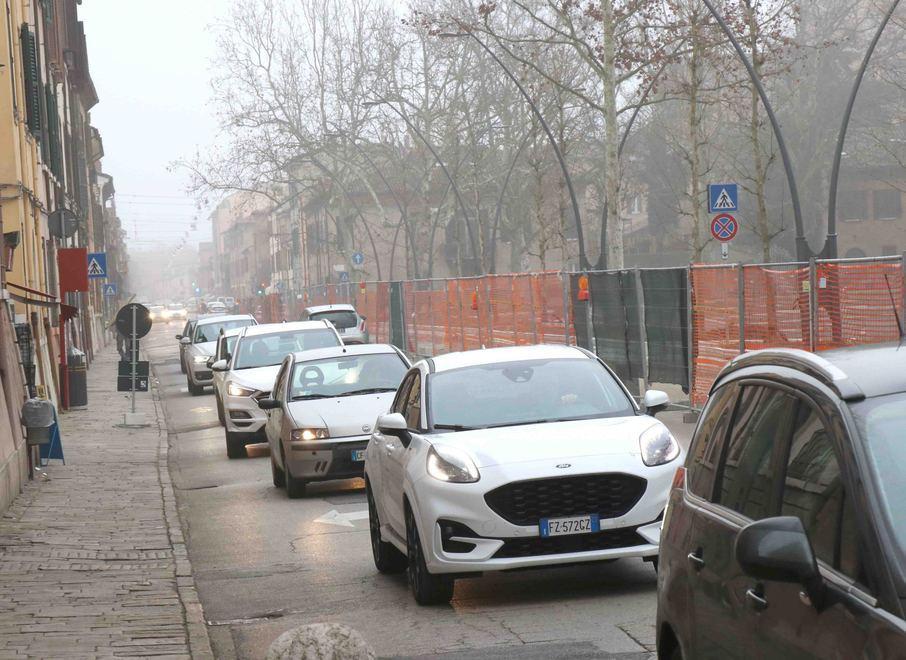 Ferrara, code e caos in corso Porta Mare. I residenti: vigili assenti 