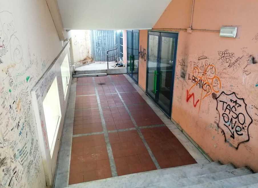 Degrado all'ex Astor di via Bastione