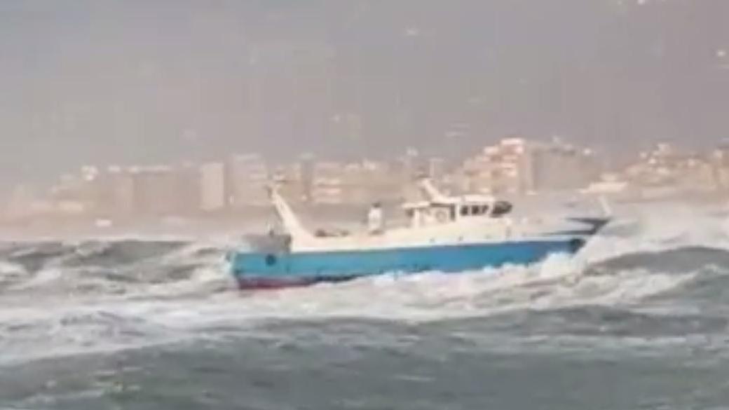 Ingresso nel porto di Viareggio: la manovra dei pescherecci si fa sempre più difficile - Video