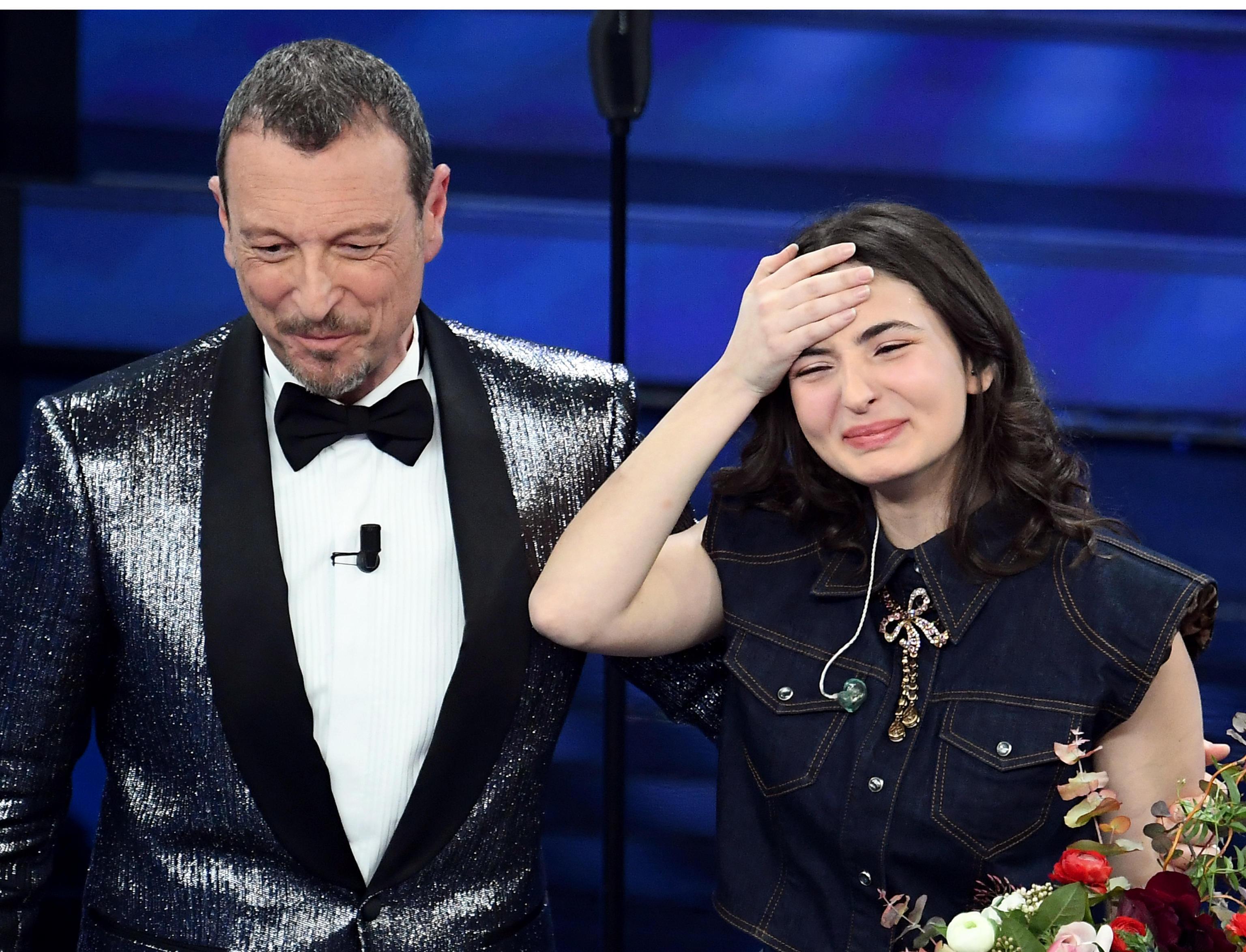 Tecla con Amadeus dopo l'annuncio del passaggio del turno