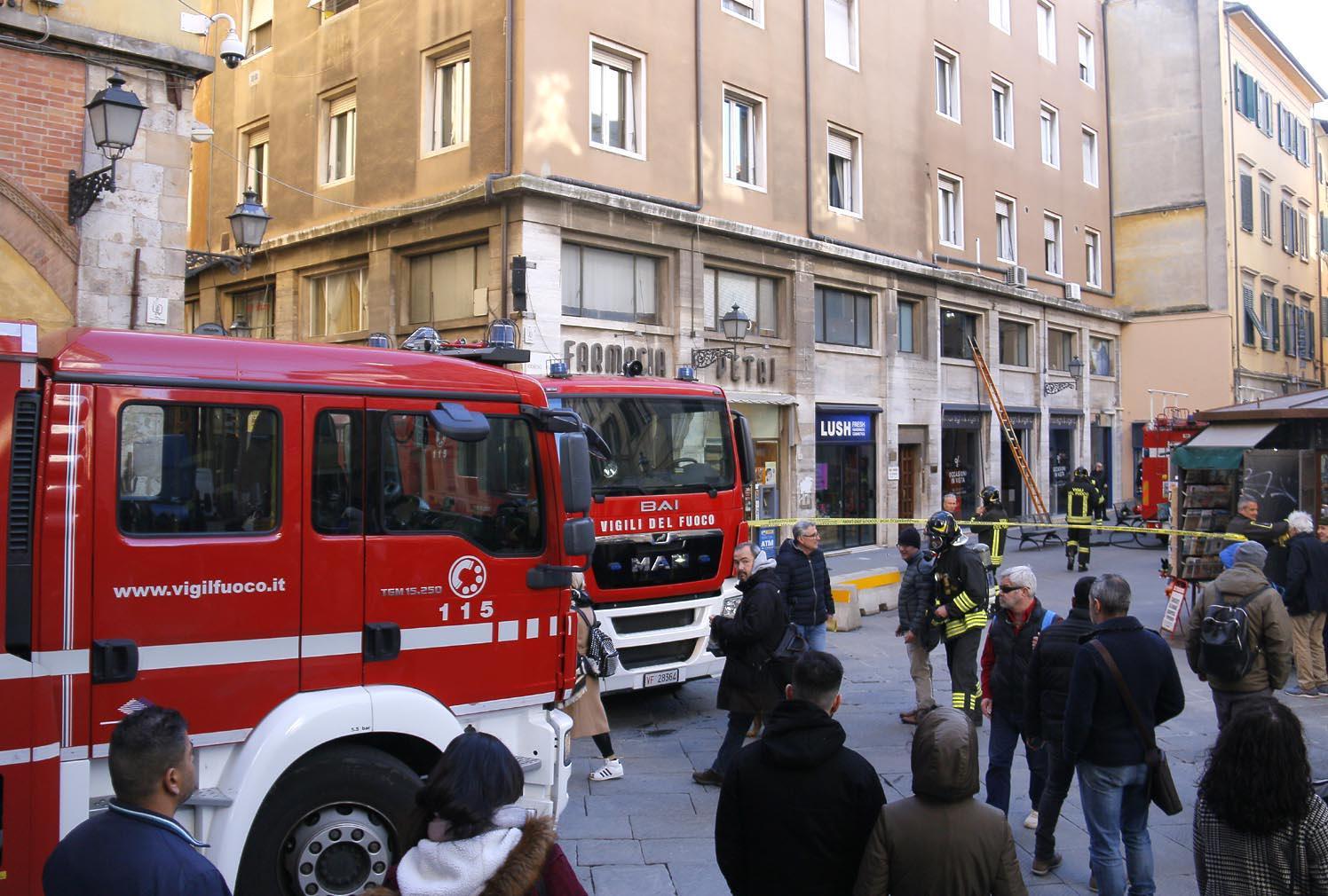 Fiamme nel laboratorio di un negozio