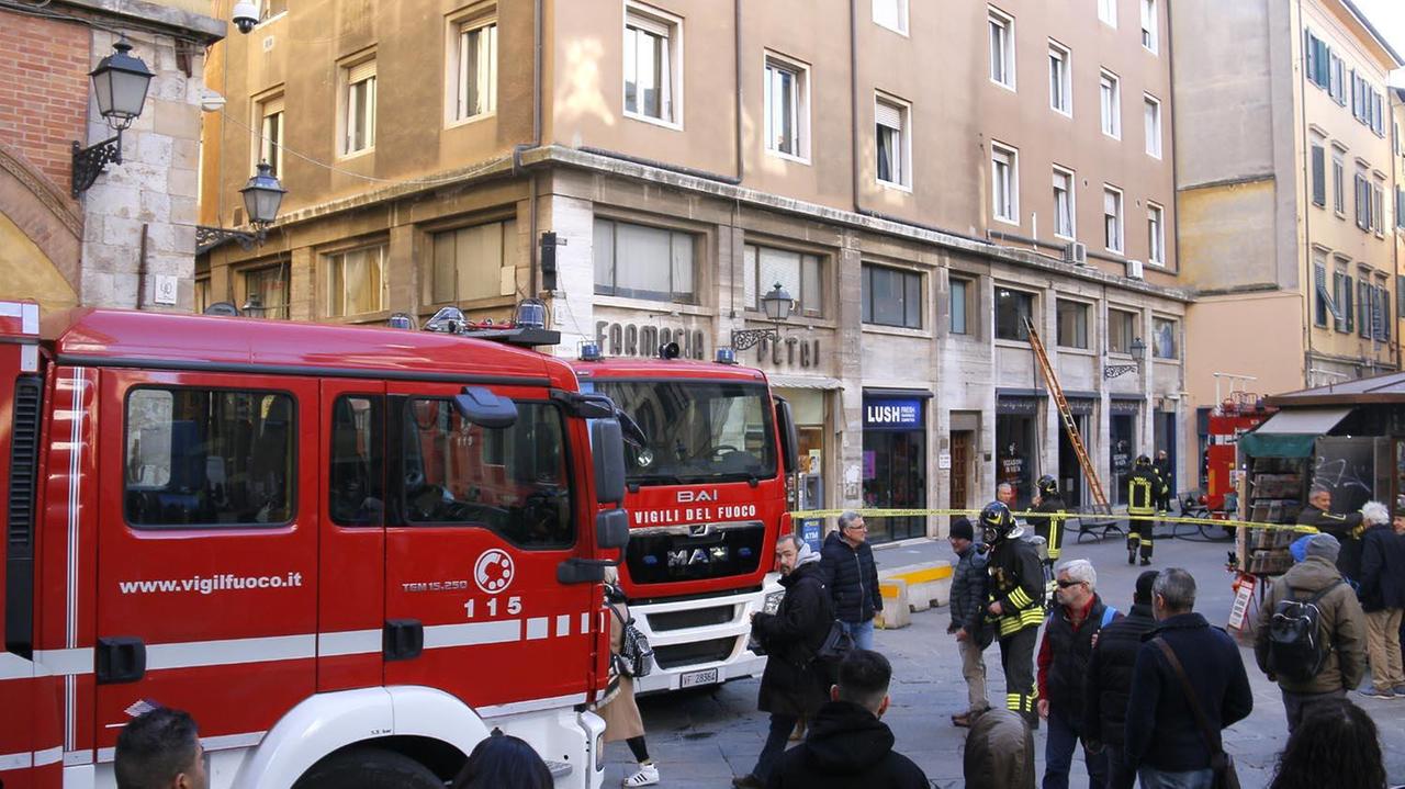 Fiamme nel laboratorio di un negozio