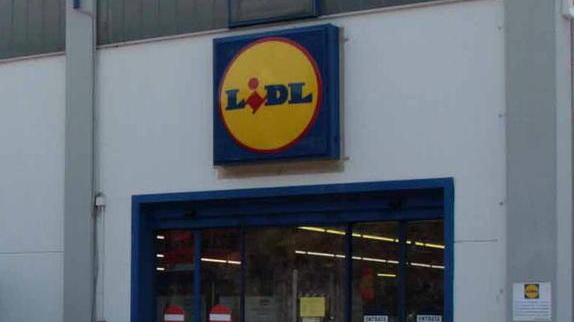 Il supermercato Lidl a Massa (foto d'archivio)