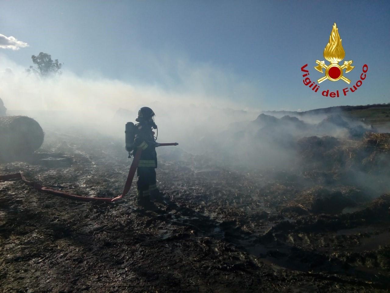 Incendio in un'azienda agricola, a fuoco 150 rotoballe