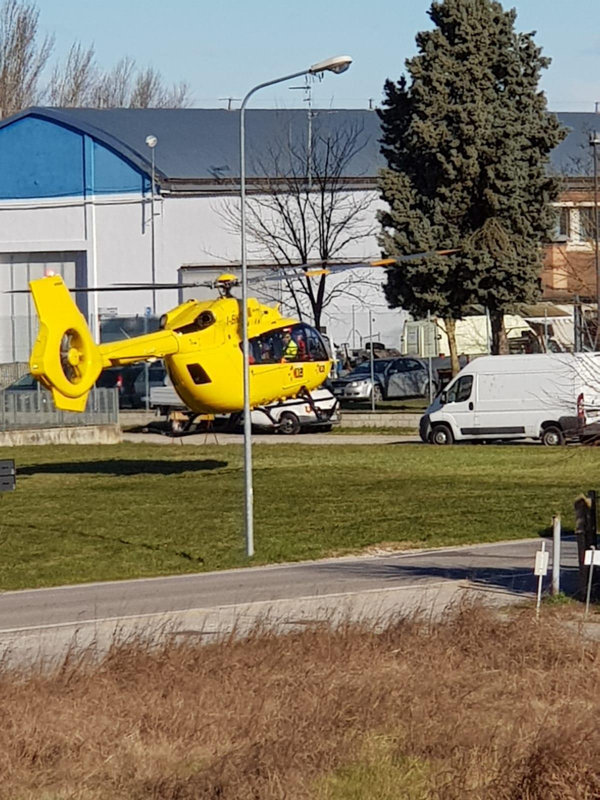 L'elisoccorso arrivato da Bologna e atterrato a Vigarano Pieve