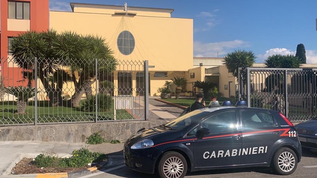 I carabinieri davanti alla chiesa di San Gregorio Magno