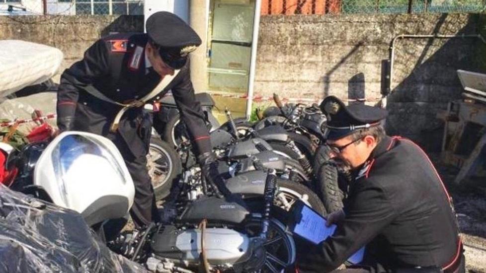 I carabinieri durante il sopralluogo nel deposito dei motorini rubati