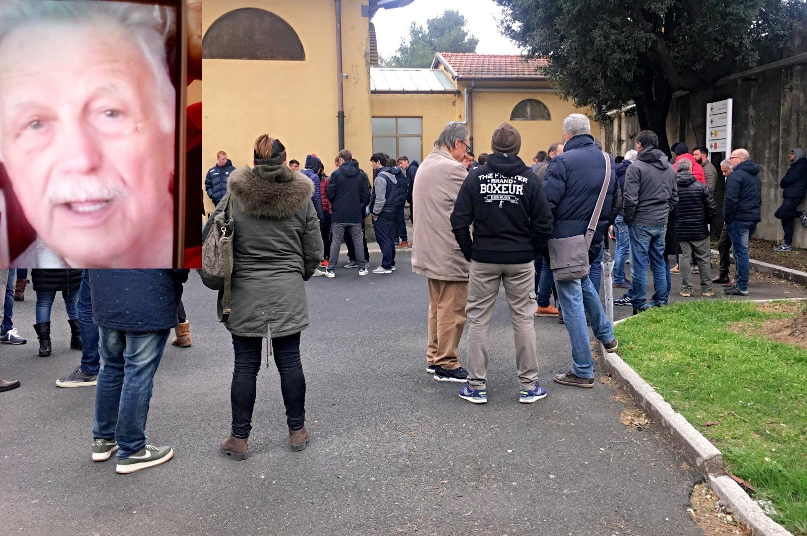 Persone fuori dalla camera mortuaria e, nel riquadro in alto a sinistra, Luciano Biagini