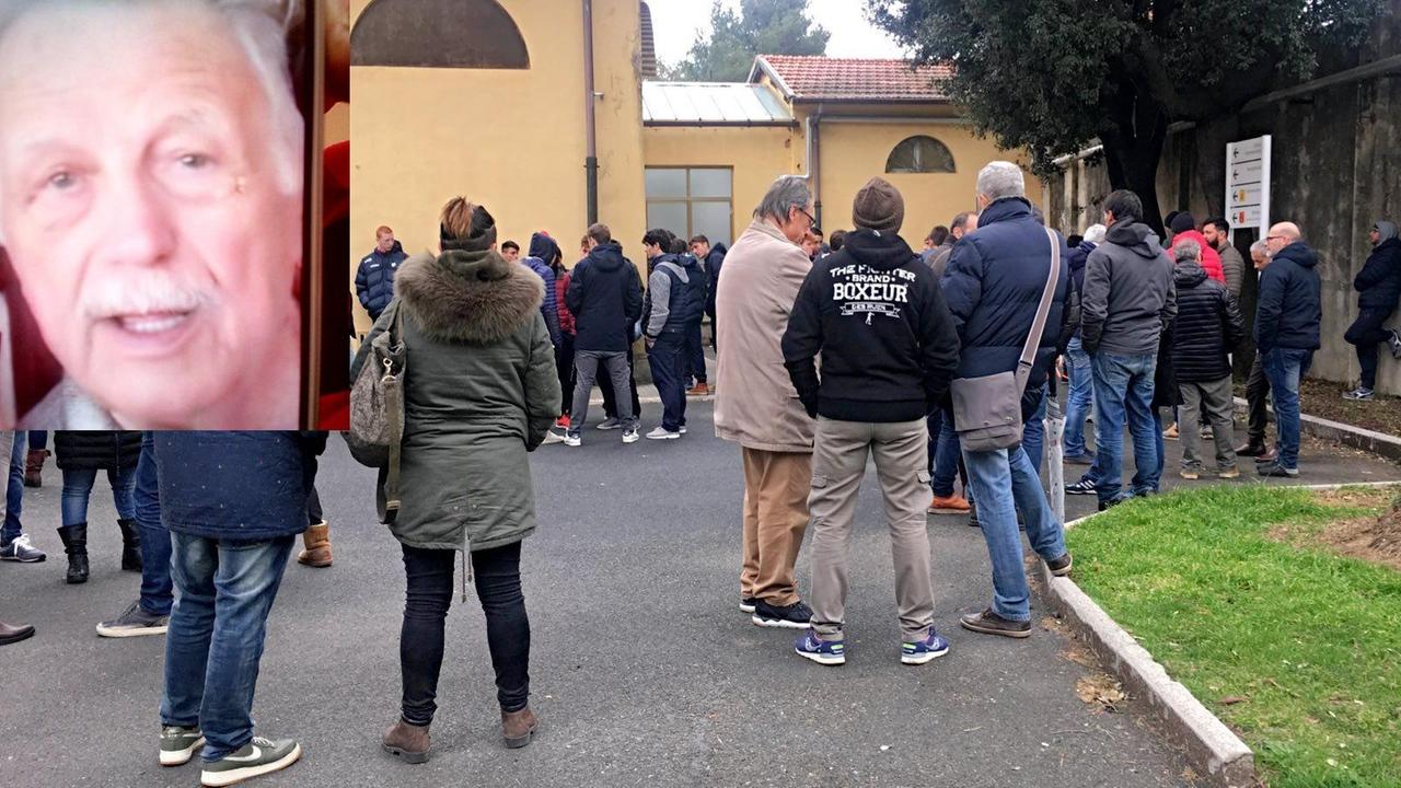 Persone fuori dalla camera mortuaria e, nel riquadro in alto a sinistra, Luciano Biagini