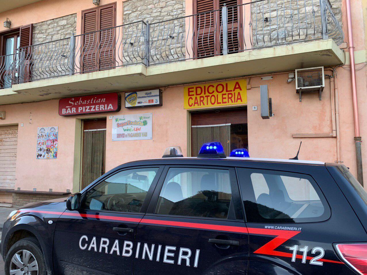 Villanovafranca, duello a colpi di "pattadese" in un bar: denunciati