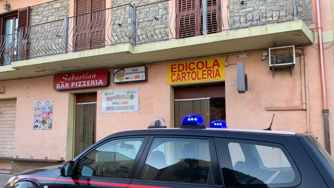 Villanovafranca, duello a colpi di "pattadese" in un bar: denunciati