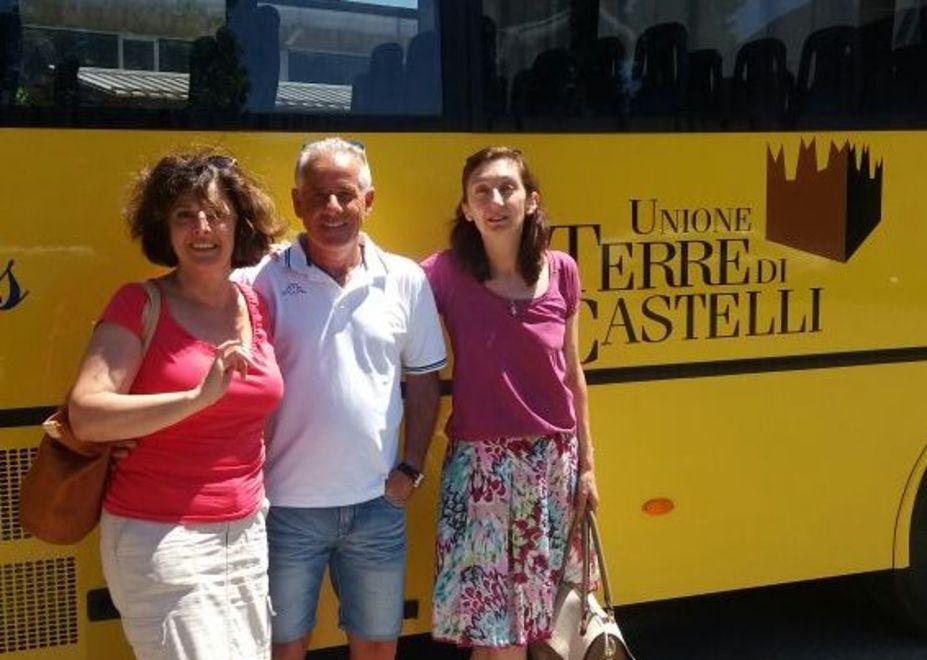Egidio saluta tutti: dopo 35 anni scende dallo scuolabus e Castelvetro gli fa festa 